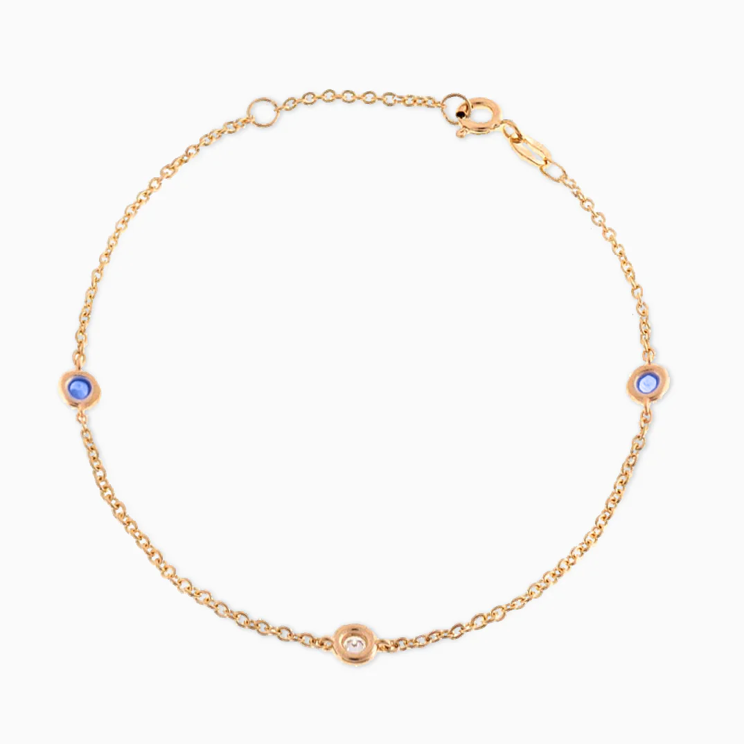 ESSENTIAL DIAMOND & SAPPHIRE BEZEL BRACELET in 18kt yellow gold features one diamond and two sapphires