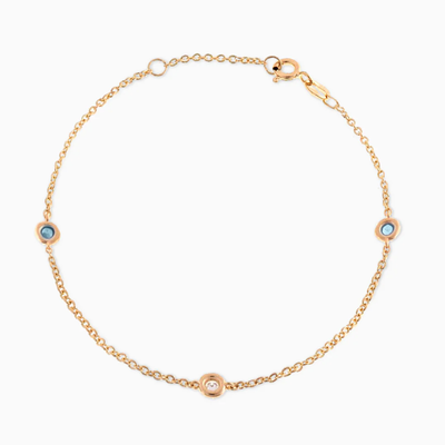 ESSENTIAL DIAMOND & TOPAZ BEZEL BRACELET in 18kt yellow gold features one diamond and two topaz