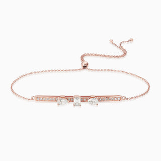 Dizzy Slide Bracelet is a bracelet with 3 diamonds sliding on a diamond line, made in 18kt rose gold. 