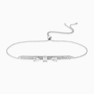 Dizzy Slide Bracelet is a bracelet with 3 diamonds sliding on a diamond line, made in 18kt white gold. 