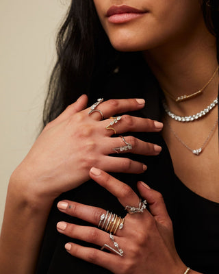 Dizzy Swing Ring worn by a woman, made in 18kt white gold and diamonds. 