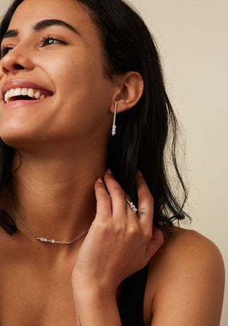 Dizzy for you earrings are 18kt white gold earrings with oval and heart shaped diamonds worn by woman