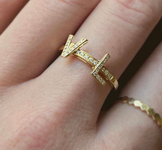 Joujou Love Band in 18kt yellow gold with letters VL. Letters are customisable. 